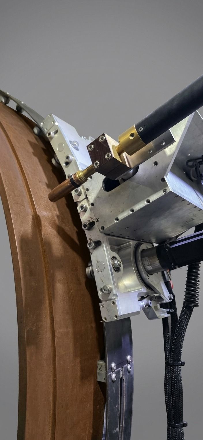 Detalle de la antorcha y la placa de aluminio del cabezal junto a la pared del tubo